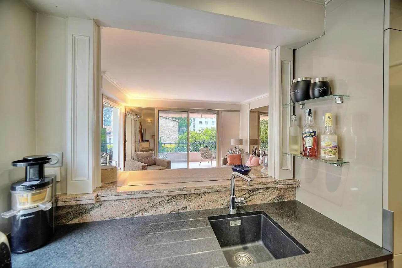 Immogroom - 2 Bedroom - Air Conditioning - Wifi - Terrace - Common Parking Cannes 0*,  France